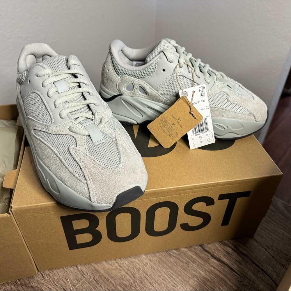 Yeezy Boost 700 Salt 2023 - Size 5M / 6W
